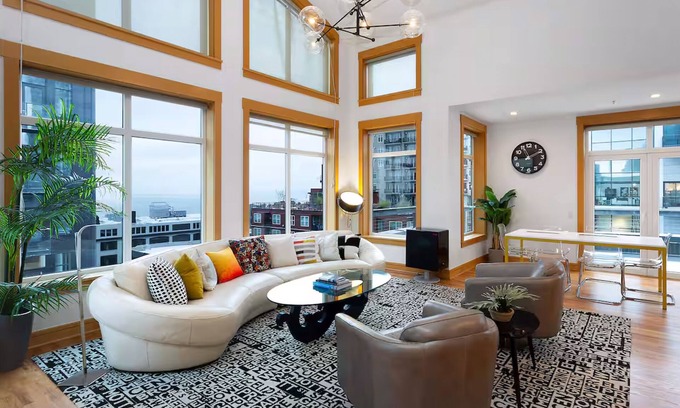 Belltown Condominio | Top-Floor Penthouse Loft w/ Bay & Space Needle Views in Heart of Seattle