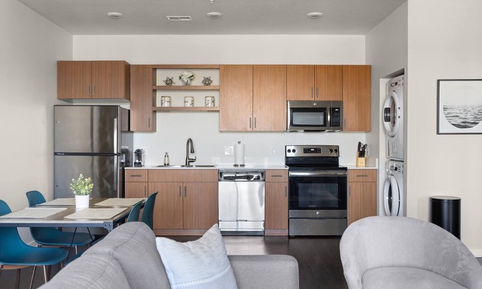 Mayfield Condominio | Top Floor Pet Friendly Condo near Downtown