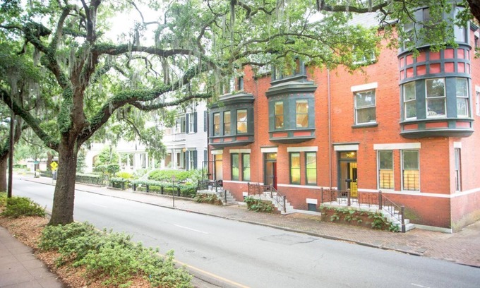 Savannah Victorian District Casa | Quédate con Lucky Savannah: Casa bien equipada en fila mirando hacia fuera en Forsyth Park