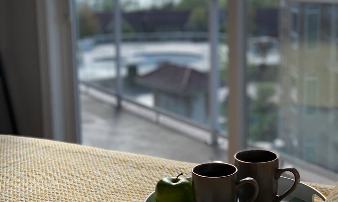 North End Condominio | Top floor unit in Discovery Bay with lake views from the patio!
