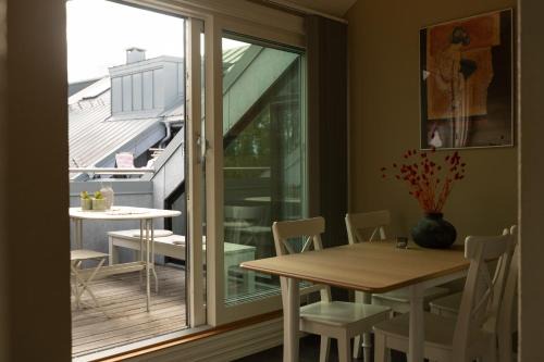 Majorstua Apartamento | Top floor - view & balcony in Oslo city center