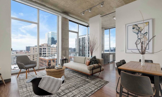 West Loop Gate Apartamento | Top Floor Views + Central Comfort