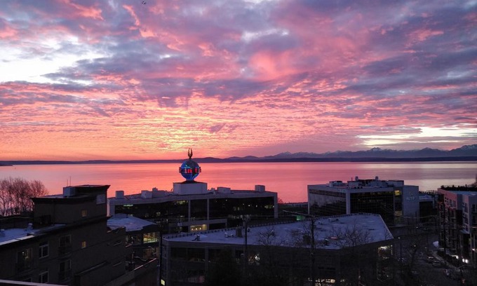 Lower Queen Anne Apartamento | Top Floor Water View Oasis near Space Needle & Cruise