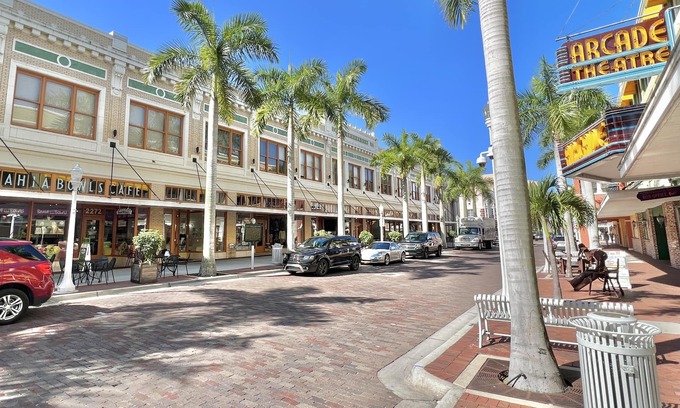Downtown Historic District Condominio | TOP FLORIDA's Earnhardt Loft - Fall Special: 30% off for stays until 11/30/20205