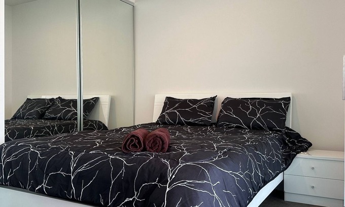 Carlton South Apartamento | Top Level Apt. in Melb CBD w. Balcony City View; near Tram Stop & Train Stations