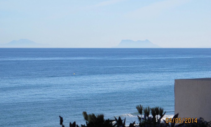 Estepona Apartamento | TOP UBICACIÓN 3 BR apartamento junto al mar con vista al mar 180 grados interiores y exteriores piscinas