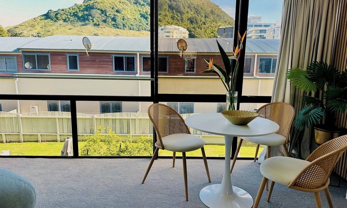 Mount Maunganui Apartamento | Top location! Self-check-in studio apartment 2 dble beds & sofa bed by the Mount