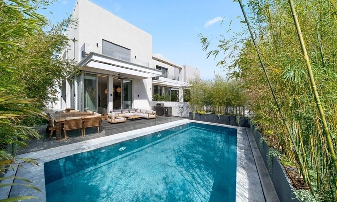 Herzliya Pituach Villa | Villa Hanna Meron-Villa-Baño con ducha-Villa-Vista a la Piscina