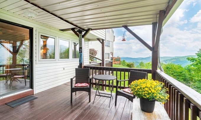 Seven Devils Condominio | Top of 7, B-10- Condo close to Boone, Banner Elk, and Blowing Rock, Mountain View, Gas Log Firepl...