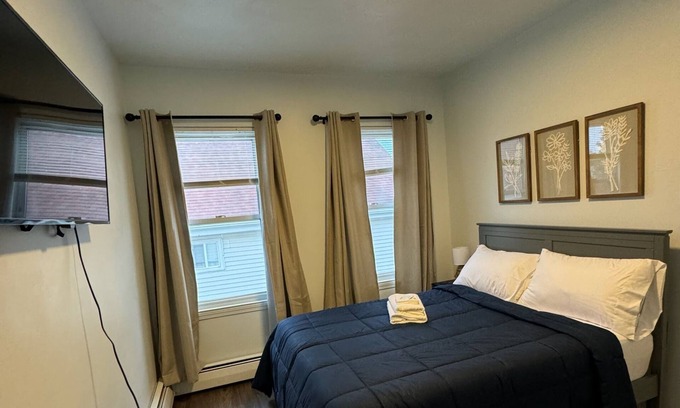 East Providence Apartamento | Top-Rated 2BR Home – Close to Providence, Quiet Neighborhood!
