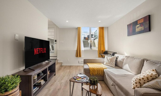 Keith Casa | Top Rated in Rockland Park with Free Banff Access, Netflix, King Bed, Fully Equipped Kitchen, Sleeps 4