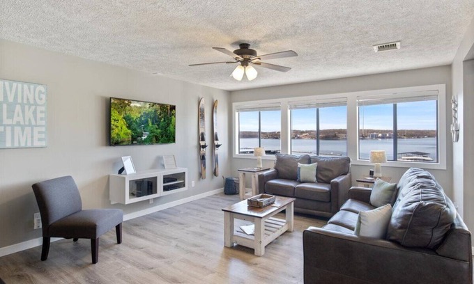 Osage Beach Condominio | Top Rated, Water Front Condo in Heart of Osage Beach! Great Views! 2 bed/2bath