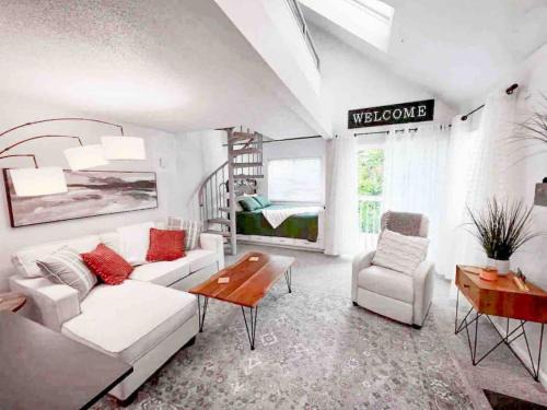 Claysburg Apartamento | Top (third) floor loft condo. Full resort access.