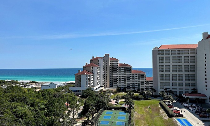 Four Mile Village Condominio | Tops'l Summit 913 Great pool, hot tub, close to beach, private resort