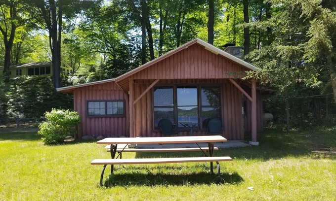 Kewadin Cabina | ¡Donde las acogedoras cabañas frente al lago se encuentran con las impresionantes aguas del lago Torch!