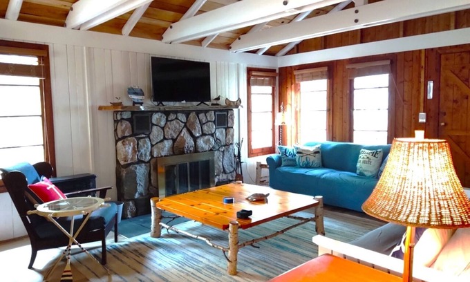Rapid City Cabaña | TORCH LAKE COTTAGE - ENJOY SUMMER ON BEAUTIFUL TORCH LAKE