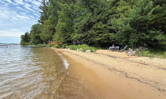 Alden Cabaña | Torch Lake Cottage Lakefront Excepcional