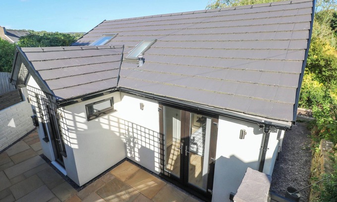 Newbridge Casa | TORINO LODGE, pet friendly, with a garden in Newbridge, Caerffili