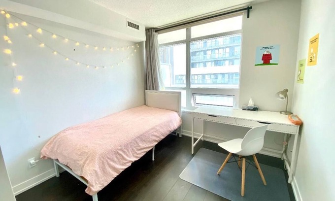 Cabbagetown Apartamento | Toronto Downtown One Private Room in a 2B2B Condo Apartment For Female only
