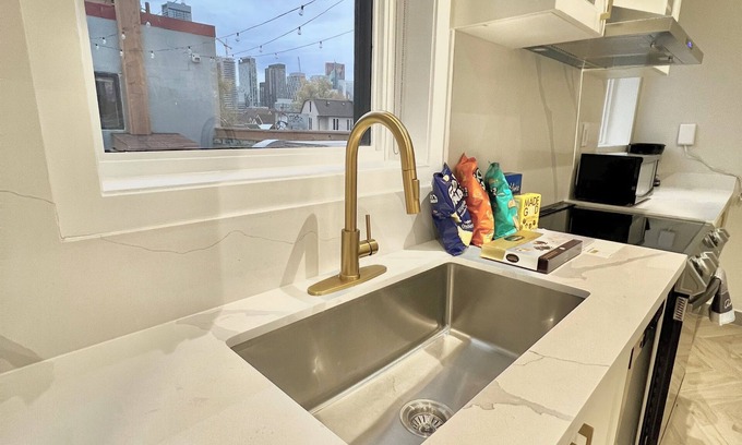Kensington Market Hotel | Toronto Rooms and Suites