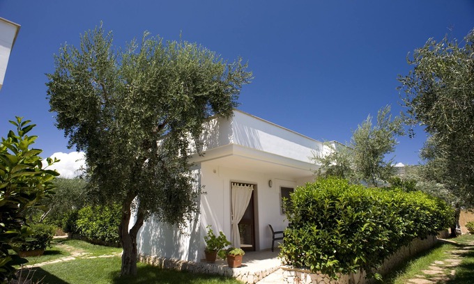 Mattinata Complejo | Villa Torre Simone con piscina, playa privada y tenis.