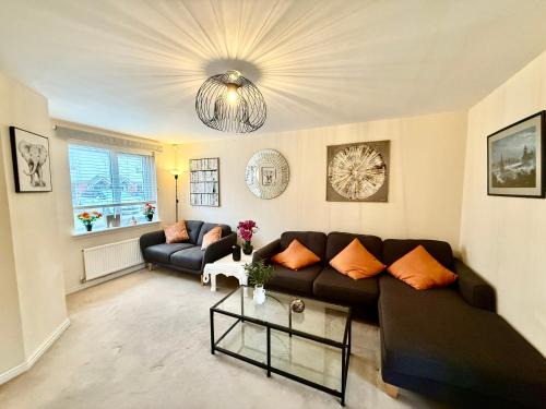 Longcroft Casa | Torwood Townhouse - Free Parking, SuperFast WiFi and Contractor Friendly
