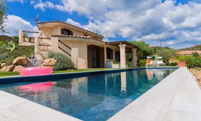 Domus de Maria Villa | Relajación total con una piedra arrojada a la piscina de Chia