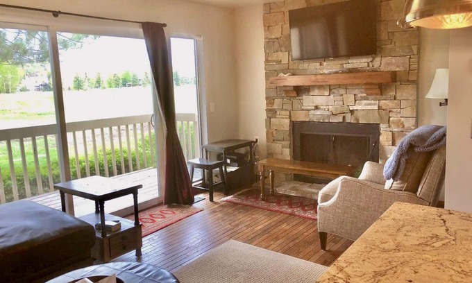 Park Meadows Condominio | NUEVO LANZAMIENTO - renovación total! Chalet de esquí 3 bd / 2 bth con vistas a la montaña