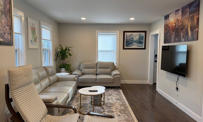 Framingham Casa | totally remodeled house with fitness room, close to Boston and Worcester