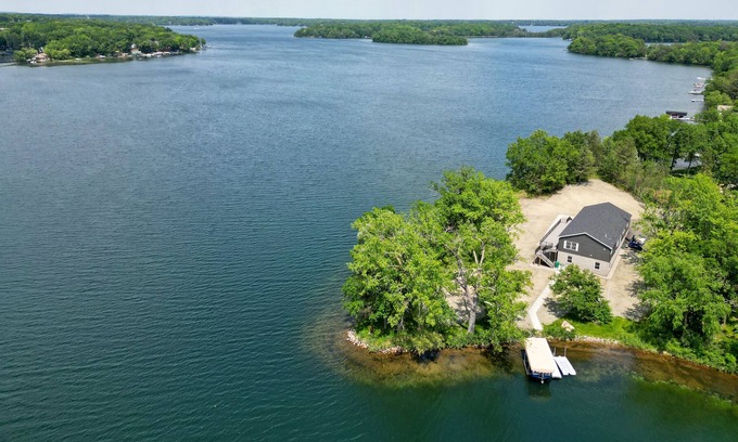 Annandale Casa | Totem Pole Point on Lake Sylvia