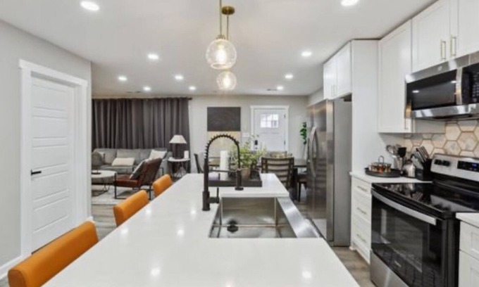 Atlanta Casa | Touch of Paradise /Charming 3-bedroom house with WiFi and AC in awesome Atl