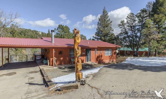 Ruidoso Cabina | Touch of Santa Fe: Have you ever wanted to be in two places at once? With hot tub.