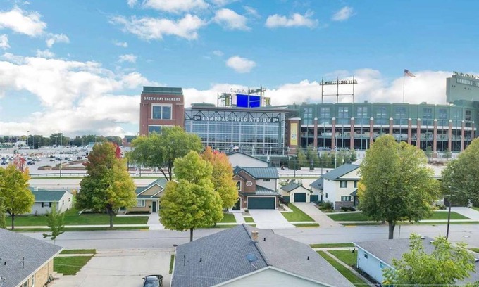 Green Bay Casa | A solo 2 cuadras de Lambeau Field y Titletown District - ¡Casa recientemente remodelada!