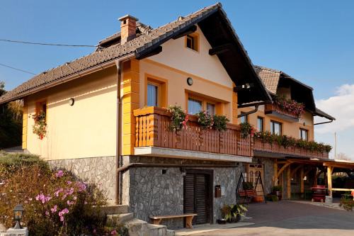 Gorenja Vas pri Smarjeti Apartamento | Tourist Farm Škrbina