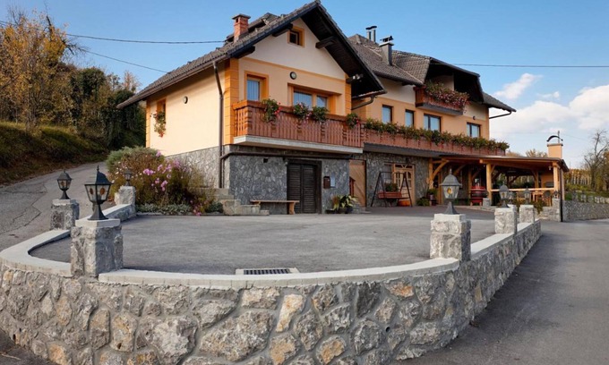 Gorenja Vas pri Smarjeti Apartamento | Tourist Farm Škrbina Apartment 2, Šmarješke Toplice, Slovenia