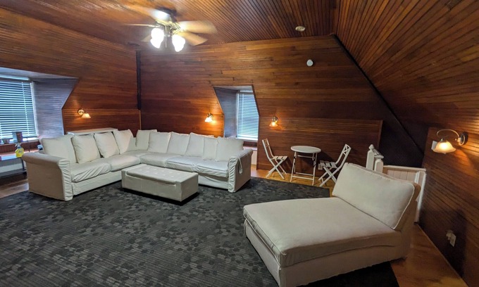 Tower Grove East Apartamento | Tower Grove 2 bedroom with two off street parking spots!