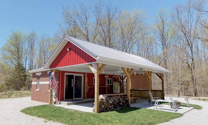 Heltonville Cabina | Tower Ridge Camp. Una cabaña en el bosque Hoosier National y cerca del lago Monroe.