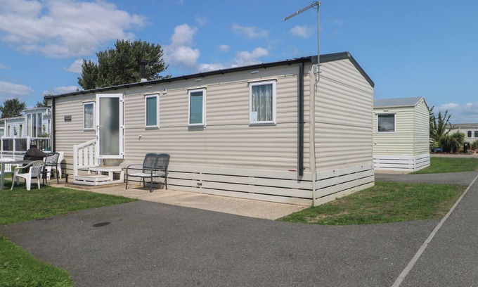 Pevensey Cabaña | TOWER VIEW NUMBER 34, family friendly, with pool in Pevensey Bay