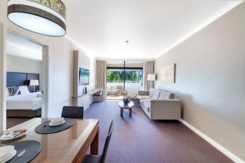 Darwin City Centre Apartamento | Towering Palms, A Seaside Balcony with Resort Pool