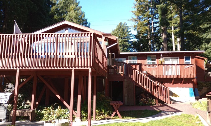Carlotta Casa | Self Check-In, Towering Redwoods, River Access