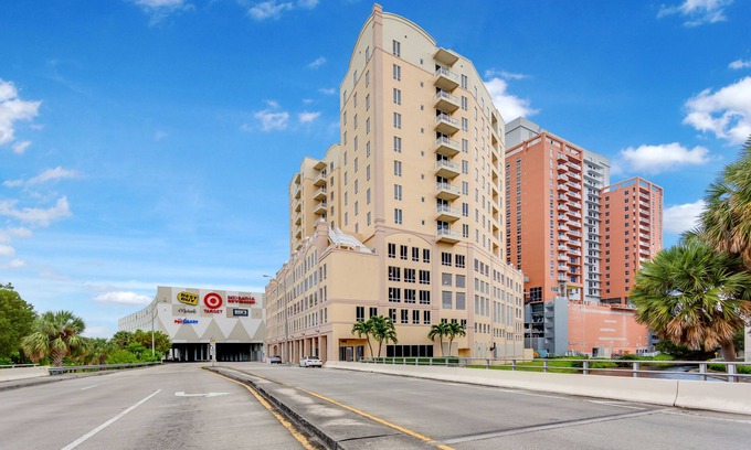 Glenvar Heights Condominio | Towers of Dadeland by Miami Vacations