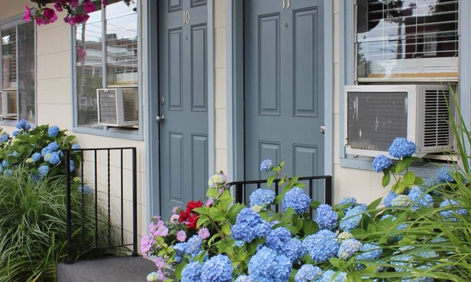 Falmouth Hotel | Town & Beach Motel