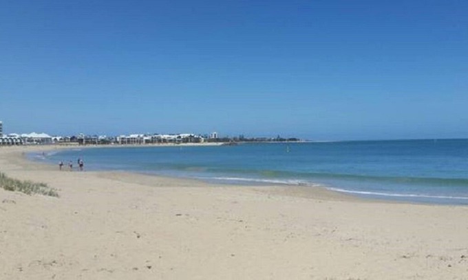 Mandurah Casa | Town Beach Short Stay on Ormsby Terrace Beach across the Road.