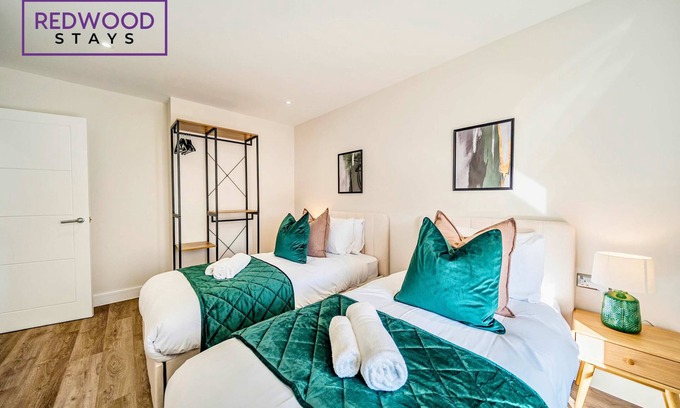 Rushmoor District Apartamento | Town Center, FREE WiFi, 58 Inch TV, Balcony by Redwood Stays
