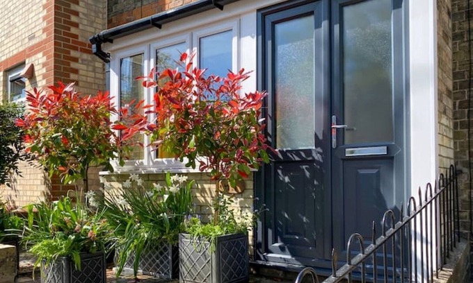 Bury St Edmunds Cabaña | Town Centre Cottage with Garden & Parking Opposite