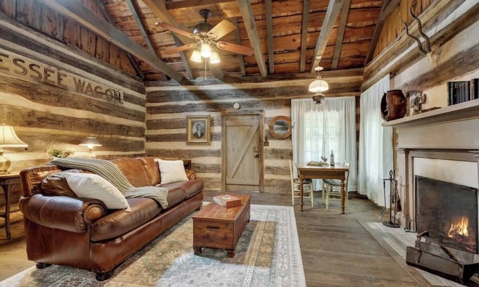 Fredericksburg Cabina | Town Creek Cabin Walk to Main St