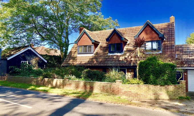Orford Cabaña | TOWN FARM HOUSE, ORFORD, pet friendly, with open fire in Orford