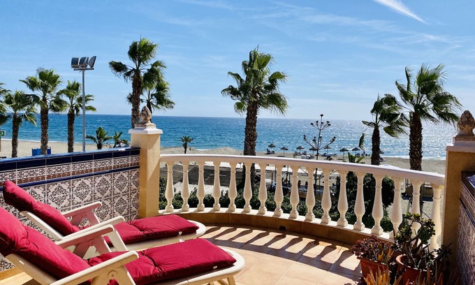 Caleta de Velez Casa | Casa de pueblo en la playa con gran terraza y vistas al mar.
