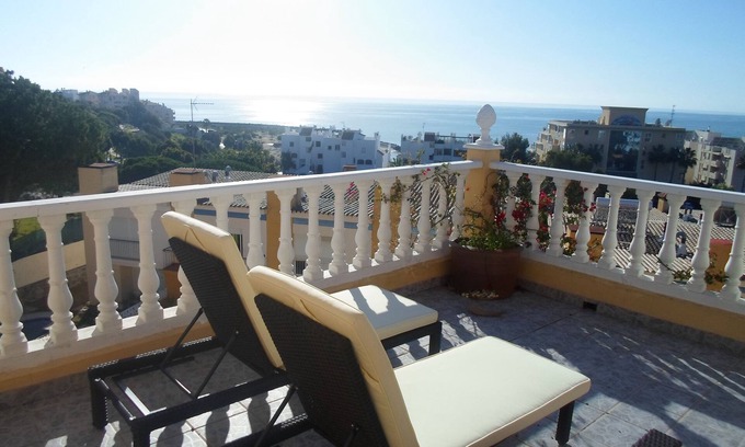 Urbanización Puerto de Estepona Casa | Casa adosada con piscina comunitaria y espectacular terraza en la azotea, cerca de la playa.