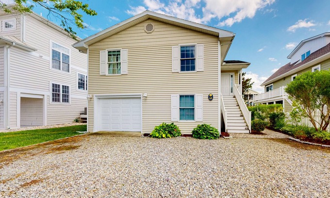 South Bethany Harbor Casa | Town of South Bethany Beach home with sunroom and water views - dogs ok